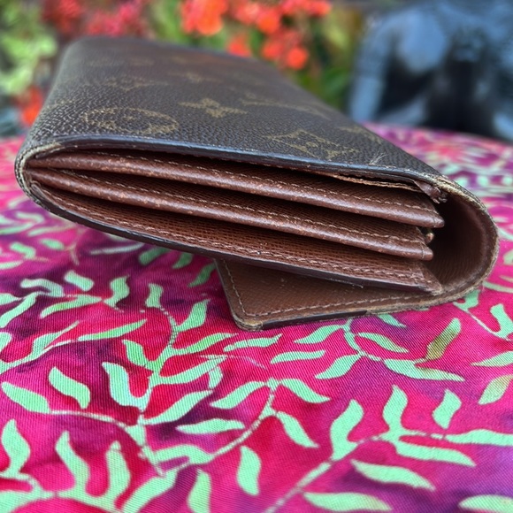 Louis Vuitton Monogram Sarah Wallet - Picture 6 of 17